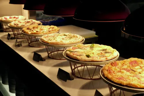 ▲我家牛排高雄同盟店的披薩供應6款，餅皮的配方是薄多義自家的。（圖／記者葉盛耀攝）