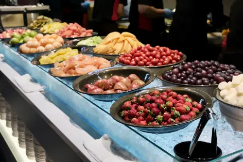 ▲我家牛排高雄同盟店必吃的水果高達19種，甚至還有草莓。（圖／記者葉盛耀攝）