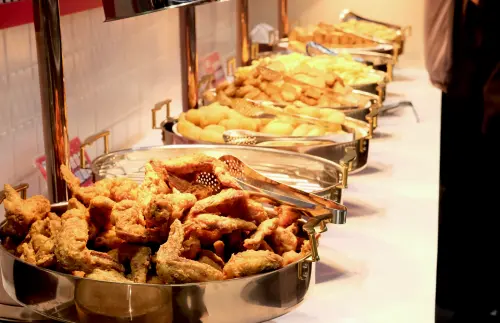 ▲我家牛排高雄同盟店必吃的炸物區，包含有人氣最旺的炸雞翅。（圖／記者葉盛耀攝）