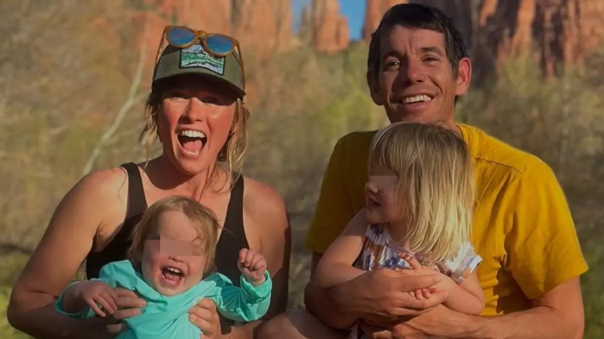 ▲霍諾德（後排右）被問結婚生子後有無改變任何挑戰的決策，本人說不影響攀岩熱情，只有一個變化。（圖／Sanni McCandless Honnold IG）