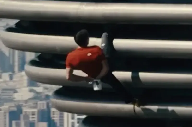 ▲艾力克斯霍諾德（Alex Honnold）完成徒手攀爬台北101的挑戰，中間一度倒掛放手休息。（圖／翻攝自Netflix）