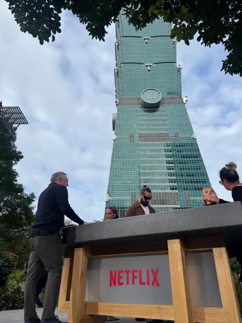 ▲霍諾德攀爬台北101時，桃園PASSION攀岩館店長林佳妤就坐在Netflix主持台的下方。（圖／林佳妤提供）