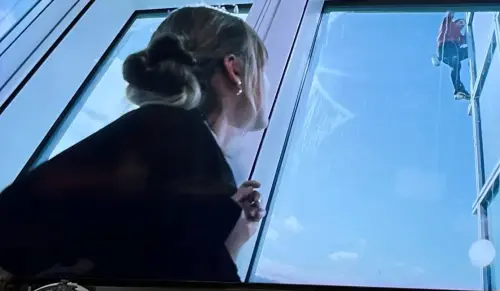 ▲Netflix在拍到霍諾德老婆看著他的瞬間時，全場直接安靜，將空間留給兩人。（圖／翻攝自Netflix）