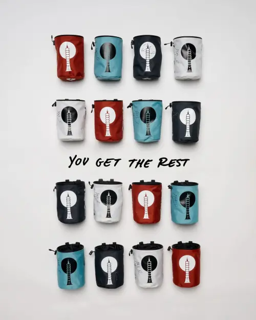 ▲艾力克斯．霍諾德本次攀爬所使用的攀岩粉袋，是由知名戶外探索品牌Black Diamond特別訂製的專屬款。（圖／IG@blackdiamond）