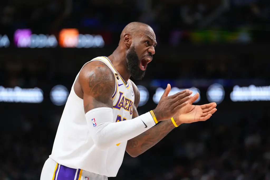 ▲湖人以116：110逆轉戰勝獨行俠。賽後，勒布朗詹姆斯（LeBron James）大方稱讚球隊防守，並直言自己就是球隊防守端的靈魂人物。（圖／美聯社／達志影像）