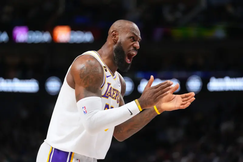 ▲湖人以116：110逆轉戰勝獨行俠。賽後，勒布朗詹姆斯（LeBron James）大方稱讚球隊防守，並直言自己就是球隊防守端的靈魂人物。（圖／美聯社／達志影像）