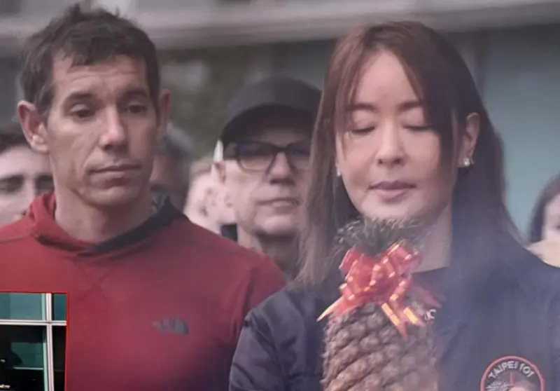 ▲霍諾德（左）攀爬101前跟著賈永婕（右）團隊一起拜拜，看到供品鳳梨滿臉問號。（圖／翻攝自Netflix）