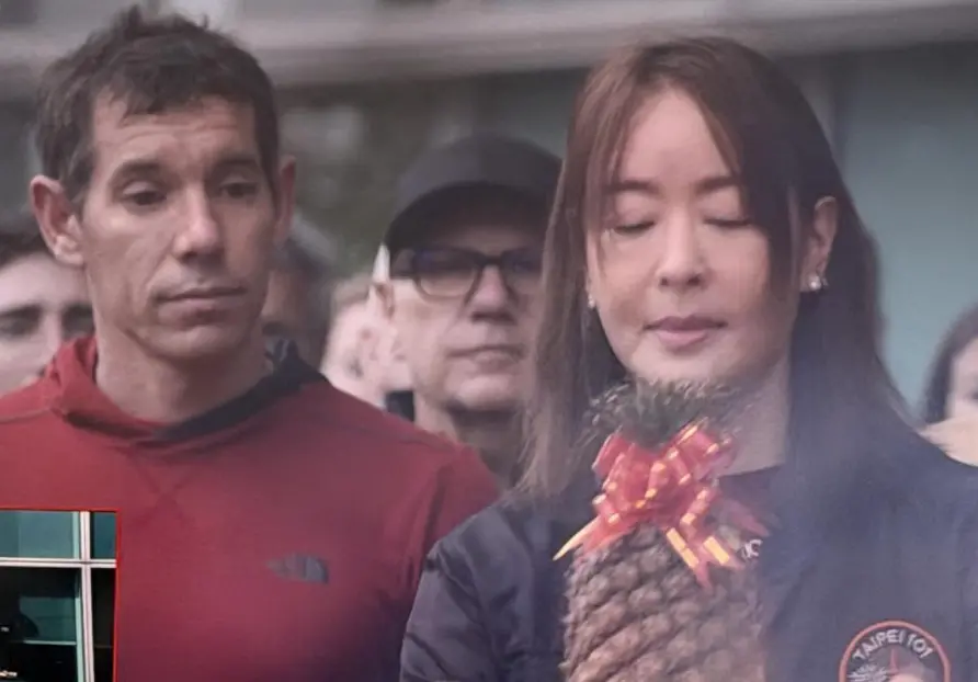 ▲霍諾德（左）攀爬101前跟著賈永婕（右）團隊一起拜拜，看到供品鳳梨滿臉問號。（圖／翻攝自Netflix）