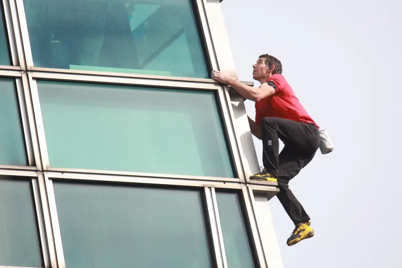 ▲霍諾德完成「徒手攀登台北101」，穿著的鞋款是La Sportiva的「亮黃色TC Pro」。（圖／記者葉政勳攝）