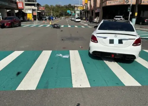 ▲23日台中烏日路口停等紅燈的機車遭賓士追撞，夫妻倒地滑行逾10公尺。丈夫腦出血住ICU、妻子骨折腦震盪。（圖／翻攝畫面）