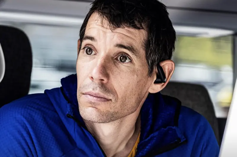 ▲美國極限攀岩家艾力克斯霍諾德（Alex Honnold）無繩索徒手攀爬台北101外牆挑戰，僅用1小時31分35秒完賽，早前《紐約時報》曾透露知情人士給出價碼約為六位數（mid-six figures），另有一說為50萬美元（ 約合新台幣1569萬），消息傳出讓不少人驚訝「也太少」。（圖／翻攝自IG@alexhonnold）