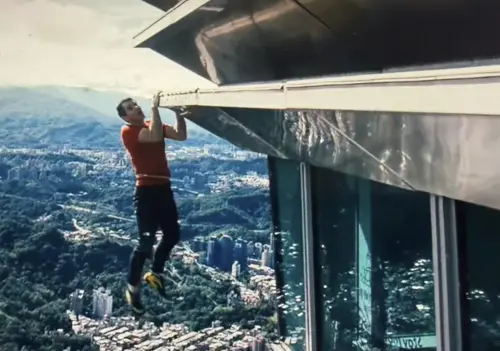 ▲霍諾德極限攻頂101，實際酬勞由Netflix支付，實際金額為六位數，日常主要收入其實靠場外演講與出書版權費用。（圖／翻攝自Netflix轉播）