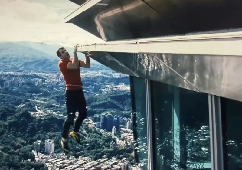 ▲艾力克斯．霍諾德（Alex Honnold）成功登頂台北101，過程中Netflix將台北拍超美，就連最被嫌棄的鐵皮屋等市容，也被眾人讚不醜了。（圖／翻攝自Netflix轉播）