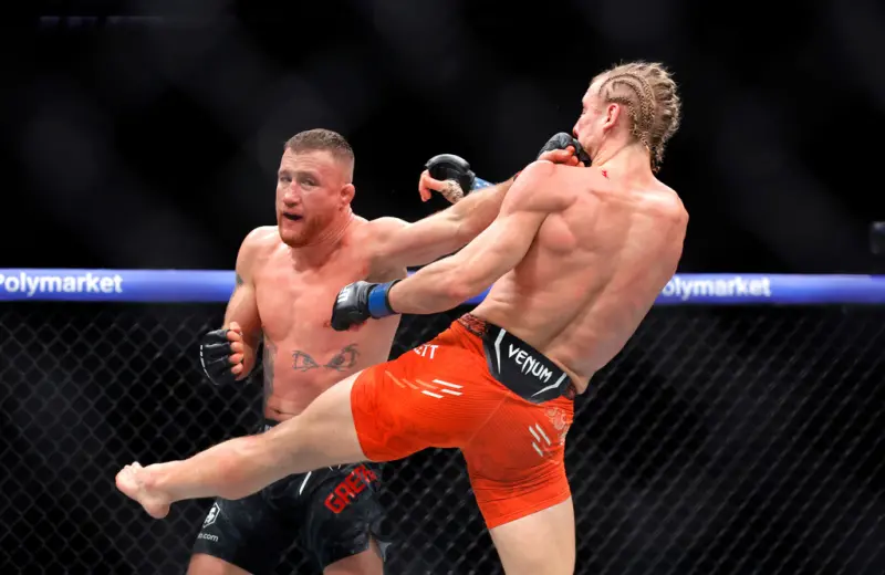 ▲37歲蓋奇（Justin Gaethje，左）在UFC 324主賽事中重拳教訓平布雷特（Paddy Pimblett，右），斬斷對手連勝紀錄並奪下輕量級臨時冠軍。（圖／美聯社／達志影像）
