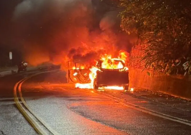 ▲24日晚間基隆湖海路轎車突冒煙爆炸起火，海巡官兵巡邏發現異狀，及時破門救出車內一男一女。（圖／翻攝畫面）