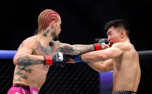 ▲前雛量級冠軍『蜜糖』奧馬利（Sean O'Malley，左）在聯合主賽與中國格鬥一哥宋亞東激戰三回合，第三回合末段以重拳與膝擊掀起猛攻，最終以三個29：28的比數驚險勝出。（圖／美聯社／達志影像）