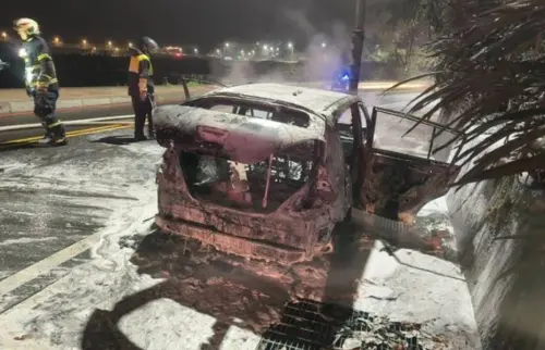 ▲24日晚間基隆湖海路轎車突冒煙爆炸起火，海巡官兵巡邏發現異狀，及時破門救出車內一男一女。（圖／翻攝畫面）