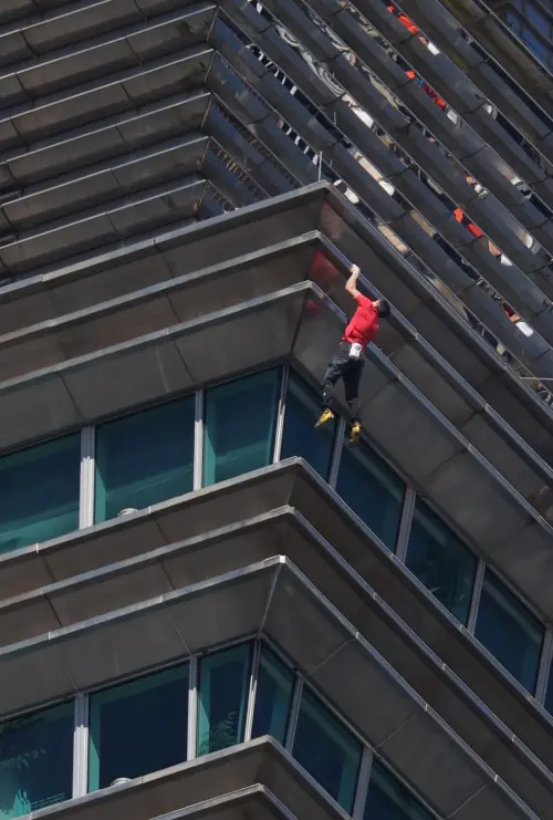 ▲霍諾德透過「Campus（不用腳只用上肢攀爬）」的技巧把自己的身體帶往高處，藉此通過建築物層層向外推高的牆面。（圖／林佳妤提供）