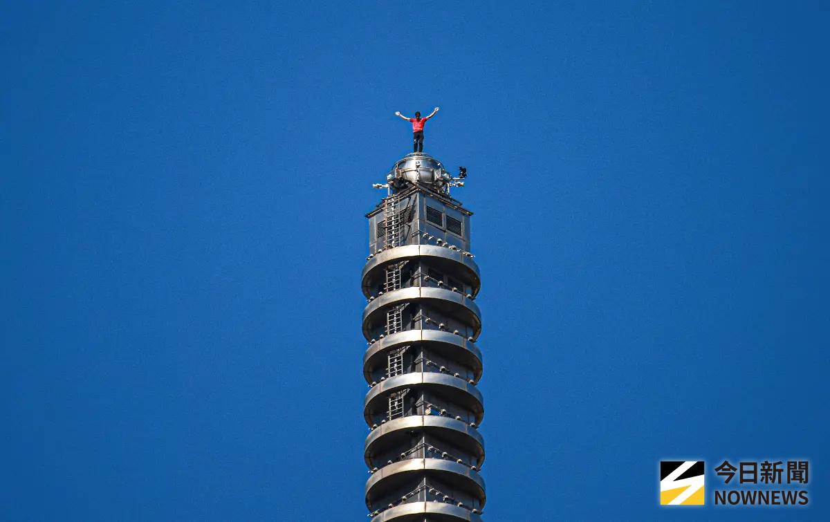 ▲霍諾德（Alex Honnold）Free Solo赤手獨攀台北101，耗時91分鐘完成。（圖／記者葉政勳攝，2026.01.25）