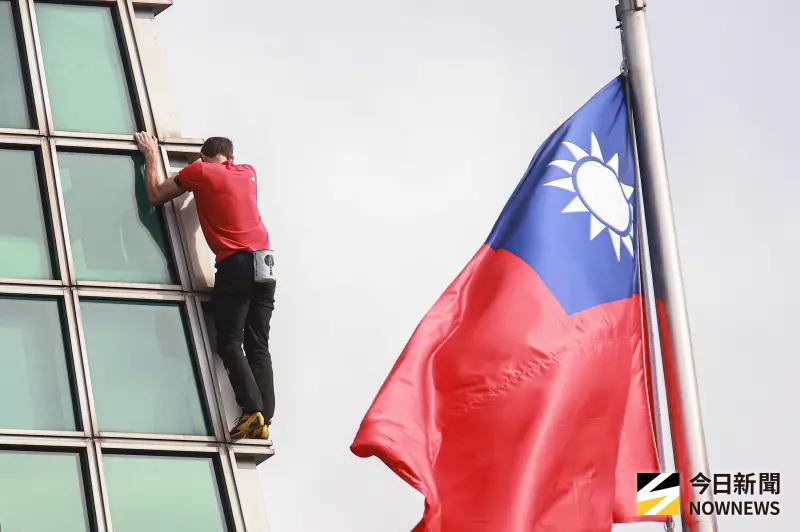 ▲美國極限攀岩家艾力克斯．霍諾德（Alex Honnold）今（25）日上午挑戰徒手攀爬台北101挑戰成功。（圖／記者葉政勳攝 ,2026.01.25）