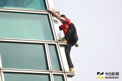 ▲霍諾德（如圖）攀登台北101所穿的黑色長褲，為服裝設計師謝介人親手縫補。（圖／記者葉政勳攝）