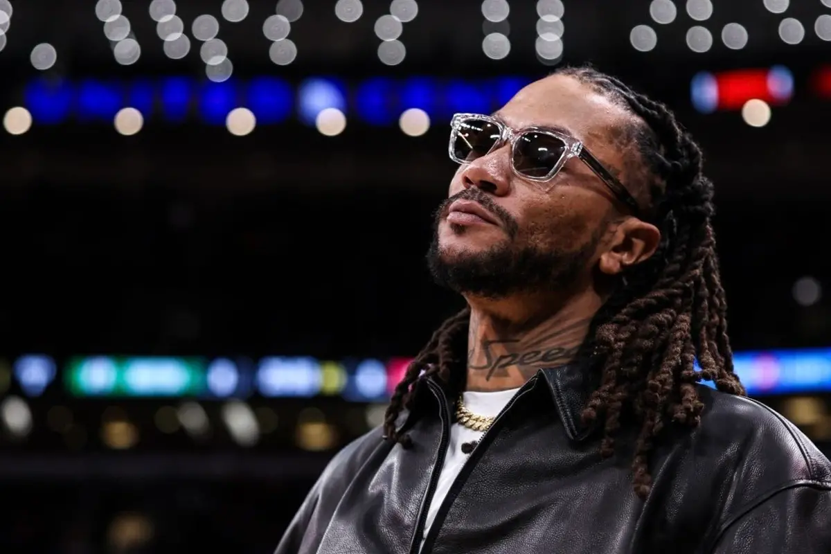 ▲芝加哥公牛隊於今（25）日迎來感人時刻，在以106：103擊敗波士頓塞爾提克後，正式為傳奇球星「飆風玫瑰」德瑞克·羅斯（Derrick Rose）舉辦1號球衣退休儀式。（圖／取自芝加哥公牛X）