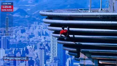 ▲霍諾德爬至圓球處一度放手！用腳倒掛台北101，讓大家嚇了一大跳。（圖／翻攝自Netflix）