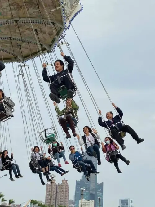 總統級閒聊！霍諾德登頂101　賴清德曬飛天照：我只能這麼高
