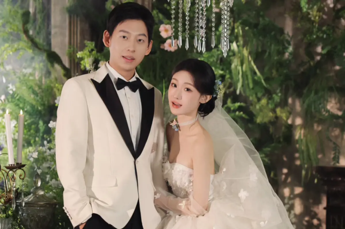 ▲唱紅抖音神曲〈綠色〉的中國女歌手陳雪凝日前才剛嫁給身價高達4.5億的豪門丈夫，怎料婚禮才過去7天，老公就被爆料劈腿。（圖／微博＠陳雪凝）