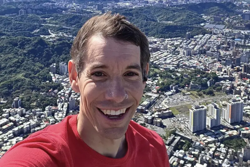 ▲艾力克斯霍諾德（Alex Honnold）登頂101第一件事是「拿手機自拍」，嚇瘋許多觀眾。他過去曾回應，只要當天路線簡單，就會帶手機聽音樂，可見101對他來說是小case。（圖／Threads@netflixtw）
