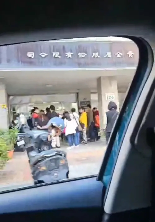 ▲高雄專營貴金屬買賣的店家，出現排隊搶購銀條人潮。（圖／銀樓老闆提供）