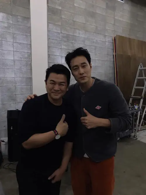 ▲謝介人（左）為舞台及時尚服裝造型設計師，與不少大牌明星合作過，右為韓星蘇志燮。（圖／謝介人臉書）