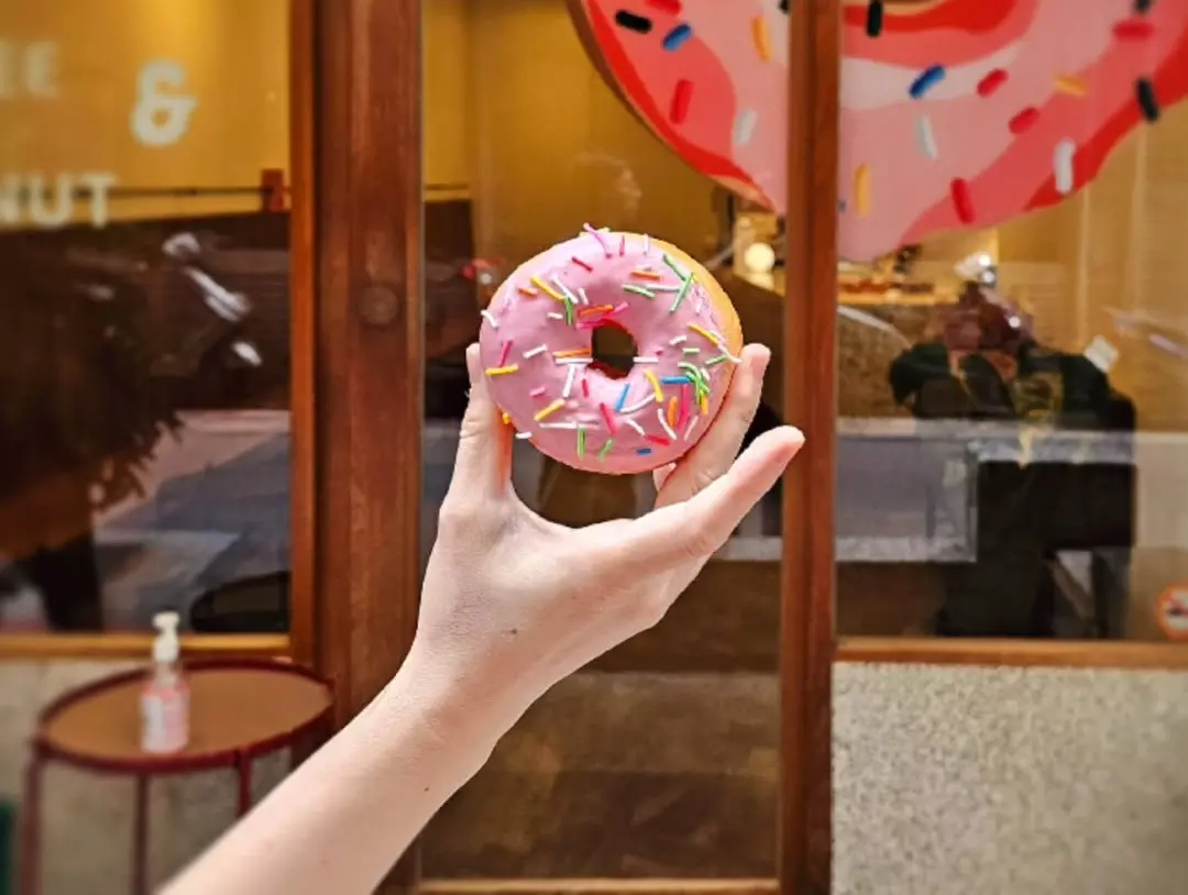 ▲中山商圈一間甜甜圈店爆出厭童爭議，但有民眾抓包2023年店家曾讓外國嬰兒進店，還幫忙拍照，質疑店家根本雙標。對此，業者再度發2聲明澄清。（圖／當事店家IG）