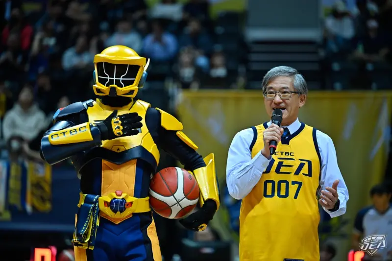 ▲中信特攻主場開球！調查局長籲：全民提高警覺化身打詐反毒達人。（圖／新北中信特攻提供）