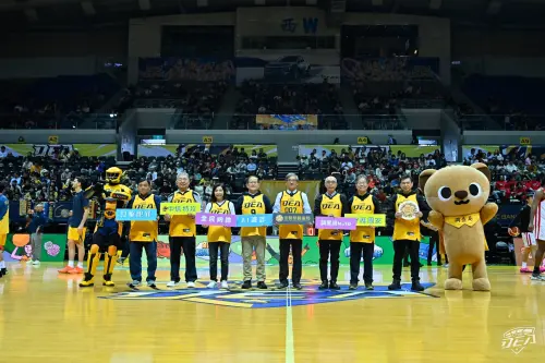 ▲中信特攻主場反毒打詐！調查局長開球籲：政府不會監管帳戶。（圖／新北中信特攻提供）