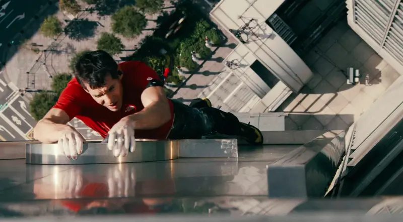 ▲美國攀岩傳奇艾力克斯．霍諾德（Alex Honnold）25日挑戰徒手攀登台北101外牆，歷時1小時31分鐘，成功登上508公尺高的塔尖，由Netflix全程直播。（圖／Netflix提供）