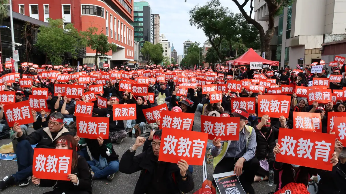 ▲全國教師工會總聯合會今（25）日號召全台逾千名教師，集結於教育部前，發起「0125 廢惡法、救教育」行動，強烈要求教育部廢除疊床架屋的惡法。（圖／全教總提供）