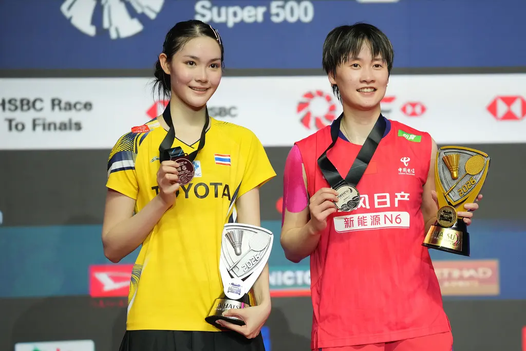 ▲中國羽球將陳雨菲（右）於2026年印尼羽球大師賽女單決賽，面對泰國「羽球美少女」歐帕妮普（Pitchamon Opatniputh），陳雨菲歷經首局延長賽取勝後，最終23：21、21：13直落二贏球，奪下2026年首冠。（圖／美聯社／達志影像）