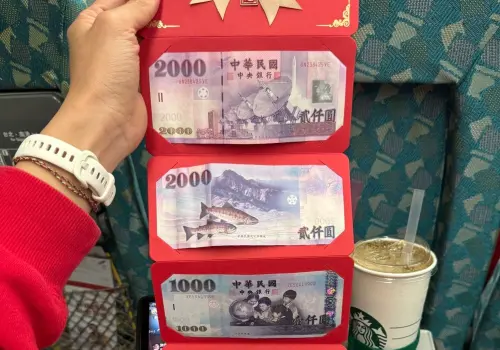 ▲台灣人過年包紅包時，常見長輩指定會使用2000元鈔票，讓紅包看起來特別不一樣。（圖／演員游書庭臉書）