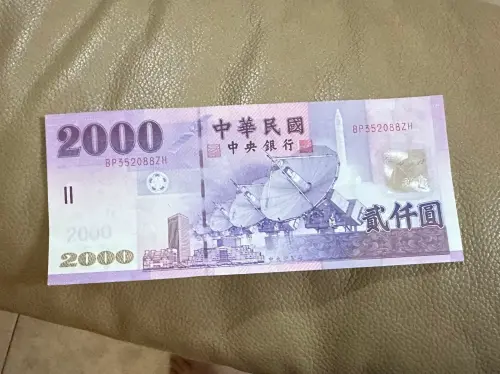 ▲有民眾攜帶一張2000元面額的鈔票，沒想到遇到許多店家拒收，連續碰壁好幾次。（圖／翻攝Threads）