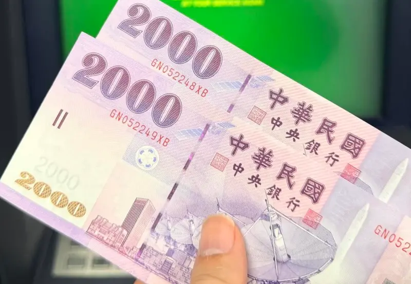 ▲2000元面額大鈔流通率不高，不少店家因不熟悉而選擇拒收，過去有內行挖出隱藏用途，大讚不要拿來花，更透露銀行業超愛使用，而引發討論。（圖／翻攝Threads）