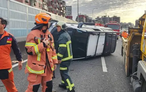 國1北上汐止路段2車碰撞！1車180度橫躺外線道　2歲男嬰受傷送醫
