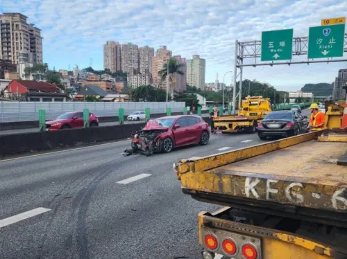 ▲國道北上12.5公里處25日下午發生兩車碰撞，現場一車側翻、一車車頭凹陷，事故占用多車道，回堵約4公里。（圖／翻攝畫面）