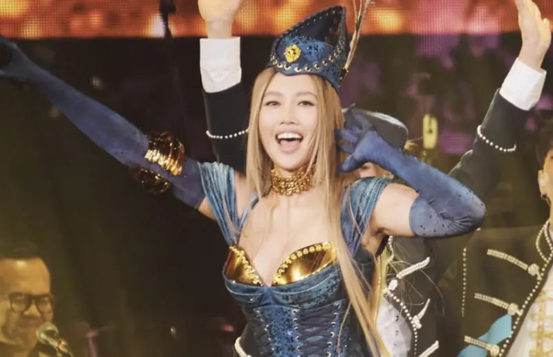 ▲天生歌姬A-Lin（黃麗玲）演唱會造型撞臉動畫《遊戲王》中的角色「黑魔導女孩」，掀起網友熱議。（圖／IG@lulin168）