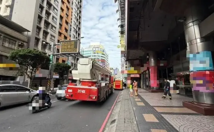 ▲新北三重天台廣場25日下午發生墜樓事件，28歲徐姓男子疑自18樓廁所墜落至9樓平台，警消到場時已無呼吸心跳，送醫搶救不治。（圖／翻攝畫面）