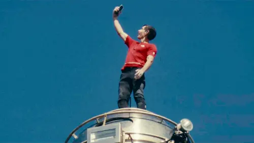 ▲霍諾德站台北101塔尖，完成兒時的夢想，他說感覺非常不可思議。（圖／Netflix提供）