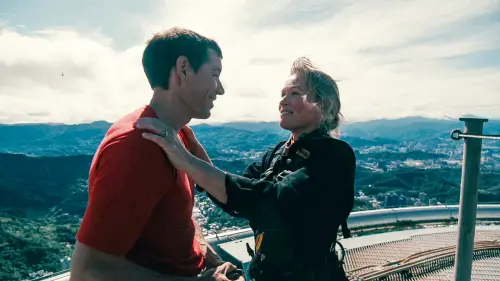 ▲Sanni（右）積極支持丈夫攀登台北101的世界級挑戰。（圖／Netflix提供）