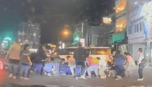 人性光輝瞬間！恆春女騎士自摔卡休旅車底　10多位民眾抬車救援
