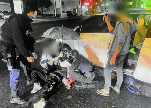 ▲恆春恆南路24日晚間發生機車自摔事故，32歲女騎士滑入休旅車底受困，幸好10多名熱心民眾與巡邏員警即時合力抬車救人。（圖／翻攝畫面）