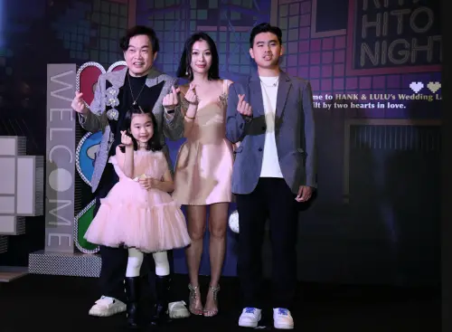 ▲康康（左一）帶著妻兒、一家4口出席Lulu與陳漢典的婚禮。（圖／記者林柏年攝）